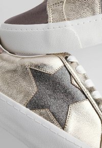 Next FOREVER COMFORT CHUNKY STAR REGULAR FIT - Sneakers basse - metallic