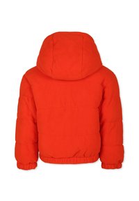 Veste matelassée rouge avec capuche, présentant un design matelassé, des poignets élastiques et un ourlet ajusté. Texture de tissu douce.
