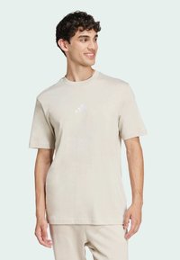 Μπλε βαμβακερό T-shirt με στρογγυλή λαιμόκοψη και κοντά μανίκια. Διαθέτει μια διακριτική λευκή λογότυπο στο στήθος. Απαλή υφή, χαλαρή εφαρμογή.