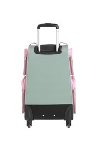 Zielona walizka z twardą skorupą z różowymi akcentami, wyposażona w wysuwaną rączkę, dwie boczne kieszenie oraz czarne kółka u podstawy dla łatwego przemieszczania.