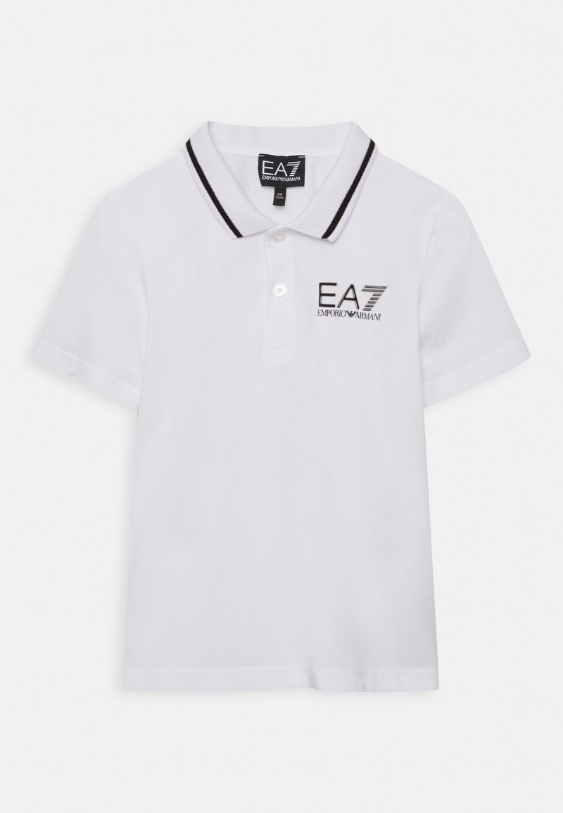 Polo blanco de manga corta con ribete negro en el cuello, dos botones blancos y logo EA7 Emporio Armani negro en el pecho izquierdo.