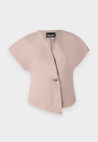 Světle růžová blůza s krátkým rukávem a výstřihem do V, se zapínáním na jeden knoflík. Vyrobena z hladkého materiálu, s asymetrickým designem.