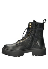 Zwarte leren enkellaarsjes met een gestructureerd patroon, gouden oogjes, vetersluiting aan de voorkant, zijrits en een dikke zwarte rubberen zool.