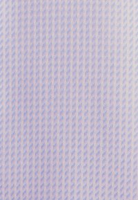 Gros plan sur un tissu violet clair avec un motif répétitif de petites tirets bleus verticaux disposés en diagonale.
