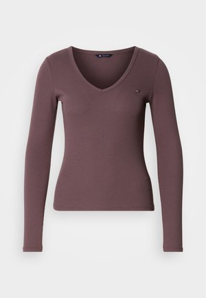 Halenka s dlouhým rukávem a výstřihem do V v mauve odstínu, vyrobená z ribového materiálu, přiléhavý střih se malým emblémem a texturovaným povrchem.