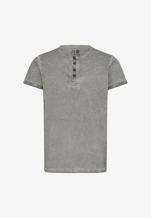 T-shirt gris à manches courtes en texture douce, avec un col rond, trois boutons marron et un ourlet cousu.