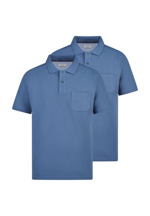 Due magliette polo blu a maniche corte con colletto e tasche frontali sul petto, mostrate una di fronte e l'altra leggermente dietro, su uno sfondo bianco.