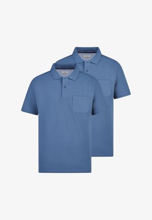Zwei blaue Poloshirts mit kurzen Ärmeln, Kragen und Brusttaschen vorne, frontal und leicht versetzt auf weißem Hintergrund dargestellt.