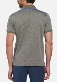 Herren-Polohemd in Olivgrün mit einem strukturierten Muster. Verfügt über einen blauen Akzent am Kragen und kontrastierenden grünen Ärmeln.
