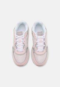 Zapatillas de malla rosa con acentos blancos y plateados, que cuentan con una puntera redondeada, collar acolchado y diseño con cordones. Logo de Saucony en la lengüeta.