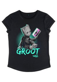 Černé tričko s krátkým rukávem, na kterém je grafika kreslené postavy držící kazetu, s nápisem "GROOT" v tyrkysových písmenech.