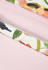 Ted Baker JACIIIE FLORAL TRAVEL WALLET - Portemonnee - nat-white