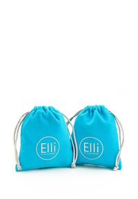 Două saci cu șnur de culoare turcoaz, realizati dintr-un material moale, având logo-uri circulare albe cu textul "Elli". Textură netedă și formă rotunjită.