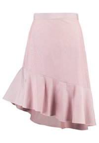 Jupe asymétrique rose clair avec un ourlet volanté, en tissu texturé avec des rayures subtiles et une taille lisse.