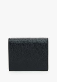 Černá kožená peněženka s texturovaným povrchem, obdélníkového tvaru a minimalistickým designem. Bez viditelného kovového či jiného zdobení.