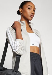 adidas Sportswear TRICOT STRIPES TRACK - Træningsjakke - alumina/white