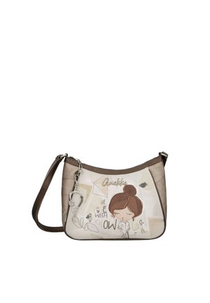 Piccola borsa a tracolla beige e marrone con ciondolo orologio da polso, con bambina dei cartoni animati e testo "In love with knowledge" sul davanti.