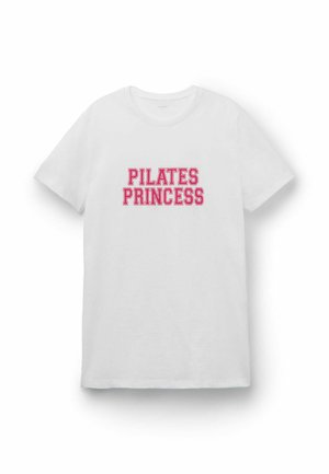 Camiseta blanca de manga corta con cuello redondo y texto en negrita de color rosa "PILATES PRINCESS" centrado en el frente.