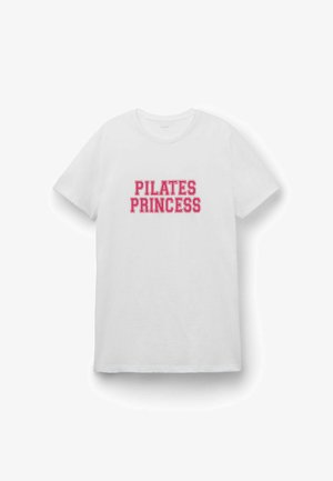 Camiseta blanca de manga corta con cuello redondo y texto en negrita de color rosa "PILATES PRINCESS" centrado en el frente.