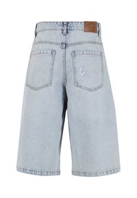 Lyseblå denimshorts med lige snit, fem lommer og en brun læderlap ved linningen med broderet logodetalje.
