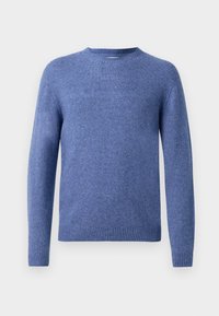 Blauwe gebreide trui met een ronde hals, lange mouwen en ribbelboord. Zachte textuur en uniforme kleur zonder patronen of versieringen.