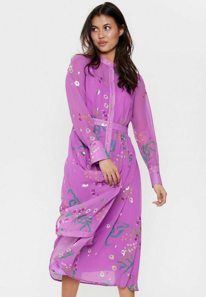 Rochie button-up floral violet cu mâneci lungi, având talia strânsă și un material ușor, transparent, decorat cu modele colorate.
