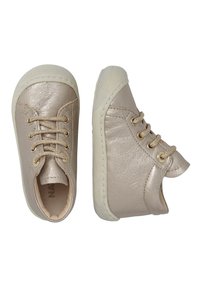 Metalické béžové tenisky pro batolata s texturovanou kůží, bílé gumové podešve a hnědé tkaničky. Obsahují kulatou špičku a polstrovaný límec.