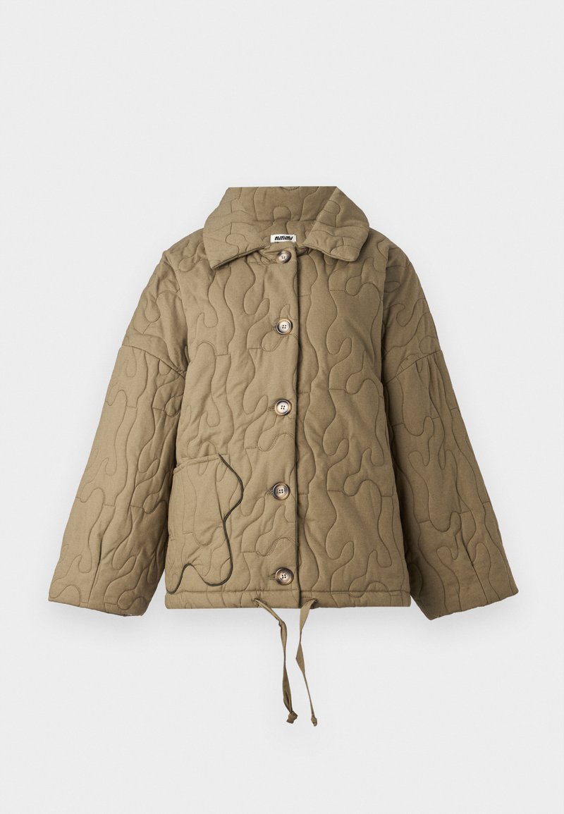 Veste matelassée en olive avec un col structuré, de grands boutons et un cordon de serrage ajustable au bas. Présente un contour de poche contrastant.