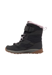 Zwarte winterlaars met een roze nepbont voering, verstelbare riem en veters. Beschikt over een gestructureerde rubberen zool en een gepolsterde enkel voor comfort.