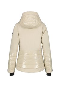 Polstret jakke, lys beige farve, blank finish, aftagelig hætte, horisontal syning, sorte detaljer på ærmerne, glat tekstur.