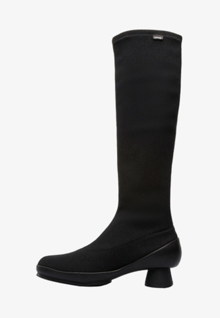 Knöchelhöhe schwarze Stoffstiefelette mit einem gewölbten Absatz, glatter Textur und minimalistischem Design, das einen gefalteten oberen Teil und subtile Nähte aufweist.