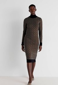 Vestido preto de mangas longas com padrão geométrico em dourado e vermelho, silhueta ajustada, gola canelada e detalhe preto na bainha.