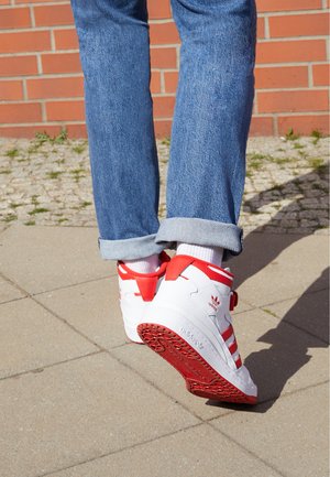 FORUM MID UNISEX - High-top trainers - footwear white/vivid red