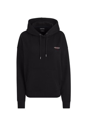 Čierna mikina s kapucňou a predným vreckom, sťahovacia šnúrka s kovovými koncami a červené vyšívané logo "Guess Jeans" na ľavej hrudi.