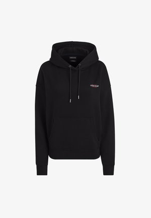 Czarna bluza z kapturem z przednią kieszenią, sznurkiem zakończonym metalowymi końcówkami oraz czerwonym haftowanym logo "Guess Jeans" na lewej piersi.