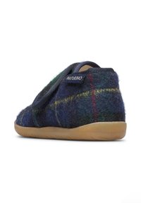 Marineblauwe en groene geruite wollen slippers met een flexibele tan rubberen zool, met een instapontwerp en een klein logo-label aan de zijkant.