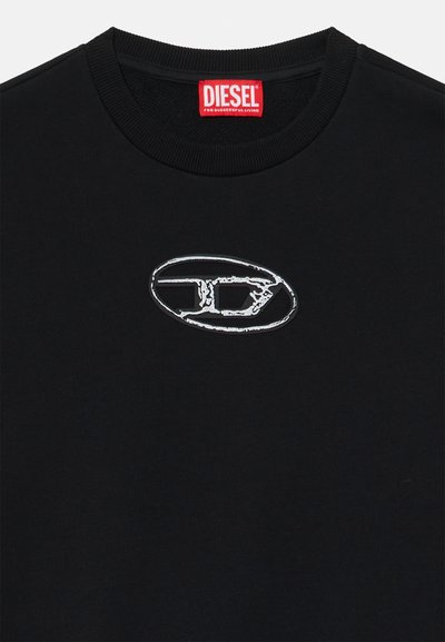 Черен т-shirt с кръгло деколте, сив бродиран овален логотип. Гладка текстура, памучен материал и червен брандиран етикет.