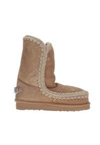 Bota de altura hasta el tobillo en color marrón claro, hecha de ante con un acabado texturizado, que presenta detalles tejidos, una costura decorativa y un logotipo metálico.