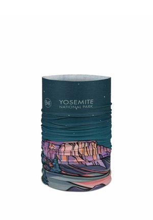 Braga de cuello Buff con texto Yosemite National Park y paisaje estilizado de montaña y bosque en tonos morados, rosas y azules.