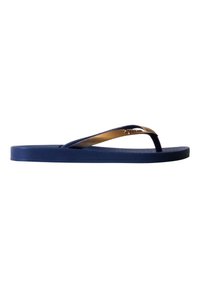 Sandale plate tongs bleue avec fines lanières métalliques bronze et un entre-doigt noir, vue de profil sur fond blanc.