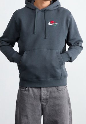 Donkergrijze hoodie met een geborduurd roos en Nike-logo op de borst. Bevat een kangoeroezak en een verstelbare trekkoordkap.