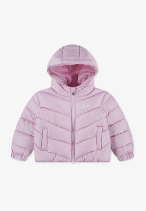 Veste matelassée rose clair avec capuche, fermeture éclair à l'avant, deux poches, poignets élastiques et logo Nike blanc sur la poitrine.