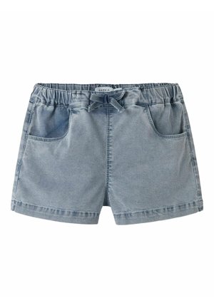 Jasnoniebieskie dziecięce szorty jeansowe z elastycznym paskiem, przednimi kieszeniami i regulowanym troczkiem w talii.
