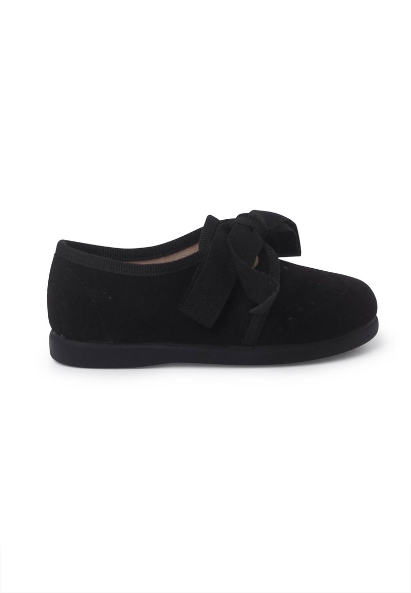 Balerini din suede negru, cu vârful rotund, o suprafață texturată și un accent mare sub formă de fundă în față. Interior moale cu o talpă plată din cauciuc.