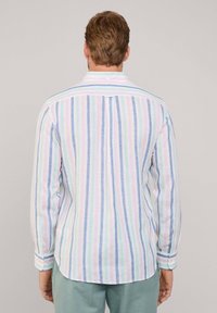 Langarmshirt met verticale strepen in pastelkleuren, gemaakt van lichtgewicht stof met een gebogen zoom en knoopsluitingen bij de mouwen.