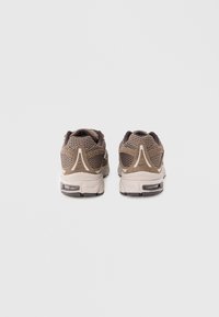 Poros rudos sportinės avalynės pora su tinklinio viršumi, tekstūruotais akcentais, minkštu padu ir matoma orui skirta dalimi kulno srityje.