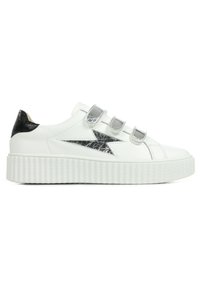 Sneaker en cuir blanc avec un motif en éclair argenté, trois bandes Velcro et une semelle plateforme texturée blanche. Accent de talon noir.