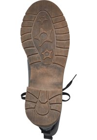 Zapato negro con suela de goma texturizada que presenta surcos y patrones de estrellas; incluye cordones negros y un diseño robusto.