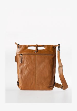 Braune Leder-Umhängetasche mit vorderer Reißverschlusstasche, oberem Druckknopfverschluss und verstellbarem Schulterriemen vor einfarbigem Hintergrund.