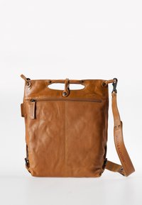 Borsa in pelle marrone con finitura testurizzata, dotata di maniglia superiore, tracolla regolabile e tasca frontale con zip. Gli accenti includono cuciture decorative.